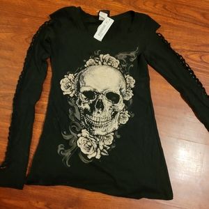 Medium long sleeve with skull